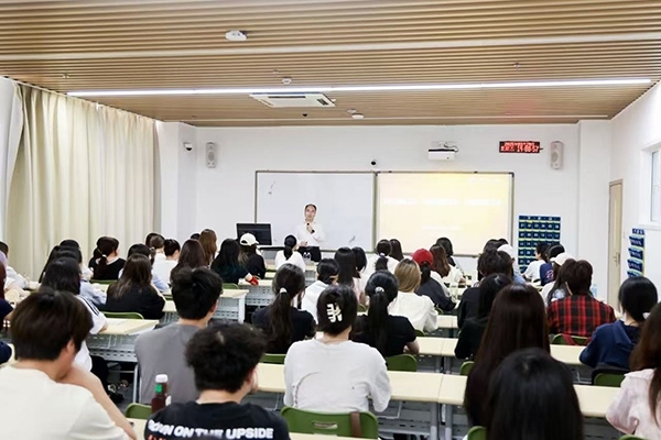 深圳職業(yè)技術(shù)大學(xué)黨委副書(shū)記、校長(zhǎng)許建領(lǐng)為學(xué)生授課。學(xué)校供圖