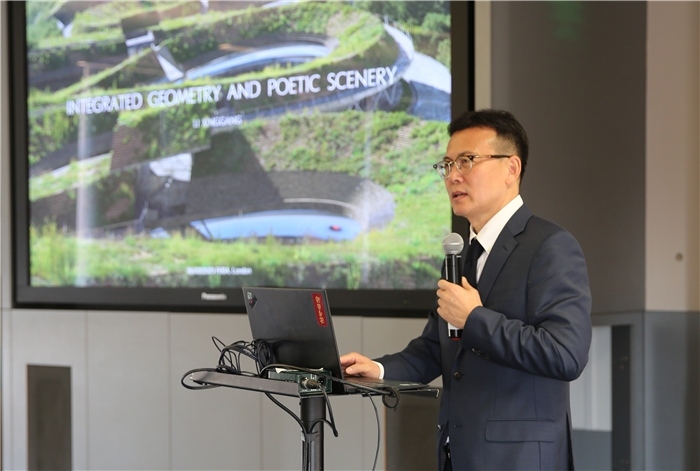 李興鋼院士做題為《勝景幾何》的主旨報(bào)告?；顒?dòng)主辦方供圖