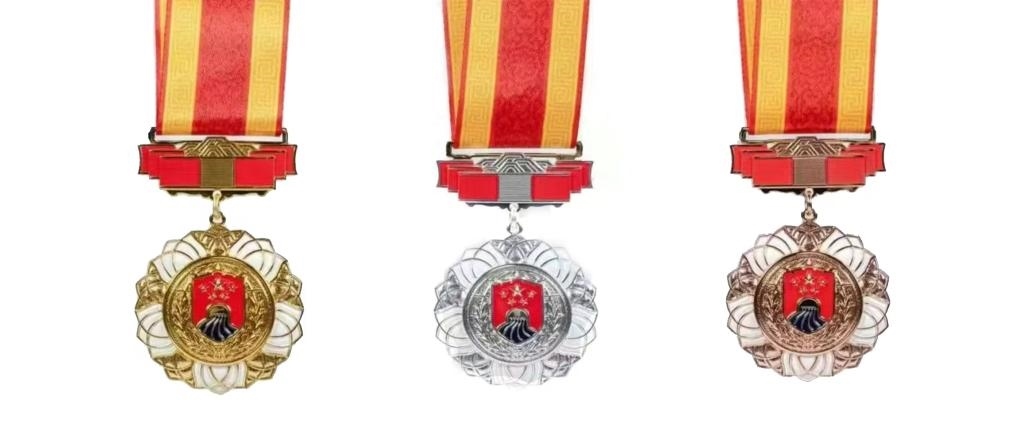 圖為戍守邊疆金質(zhì)、銀質(zhì)、銅質(zhì)紀(jì)念章。（國(guó)家移民管理局供圖）