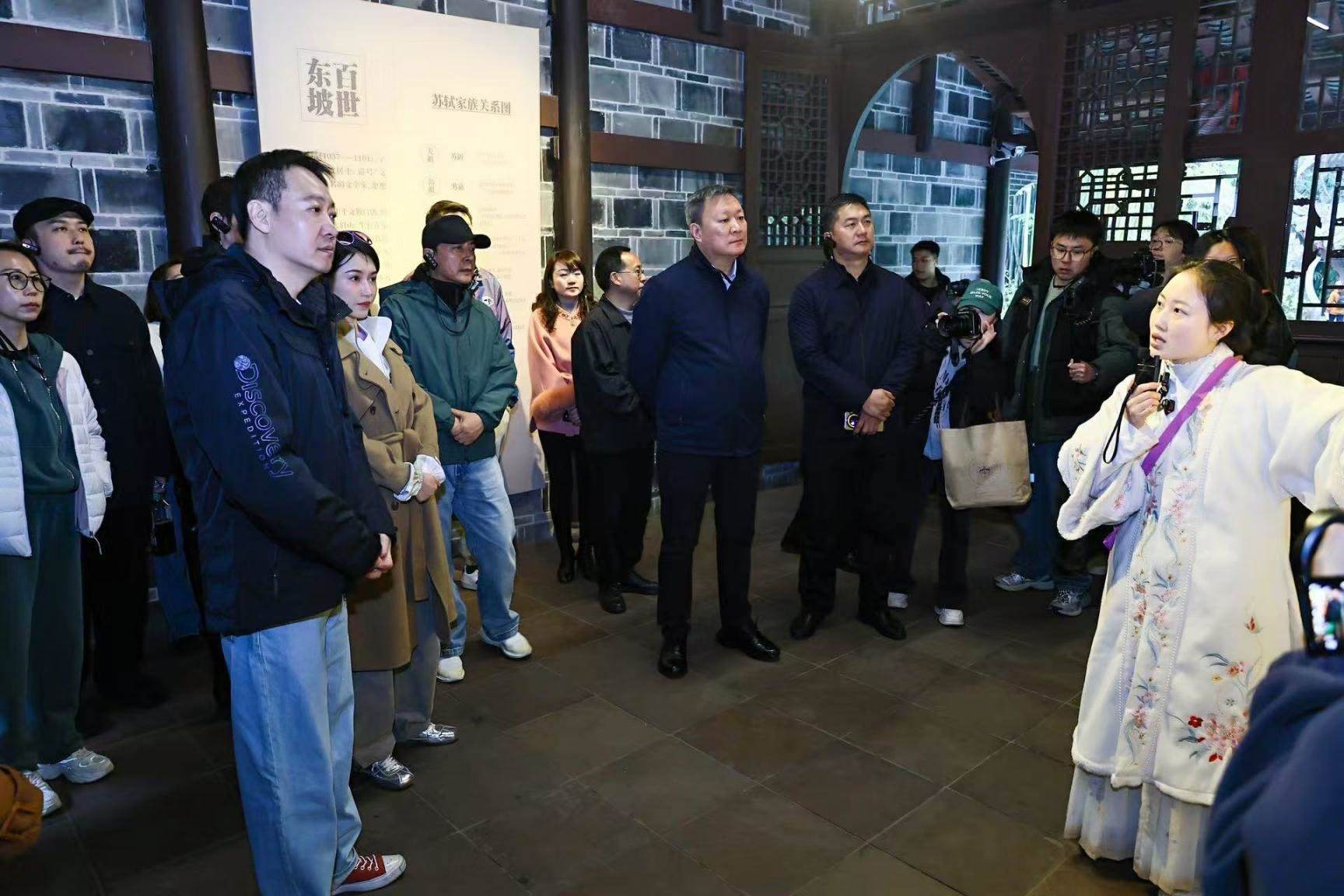 《蘇堤春曉》劇組在眉山三蘇祠參觀學(xué)習(xí)。受訪者供圖