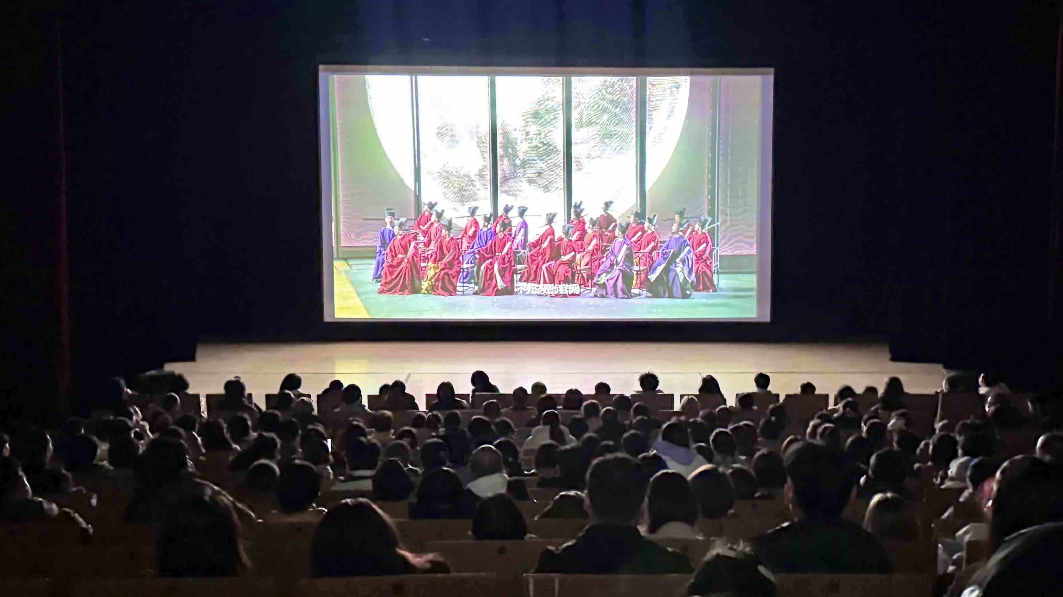 觀眾在哈爾濱大劇院欣賞《蘇堤春曉》。國(guó)話(huà)供圖