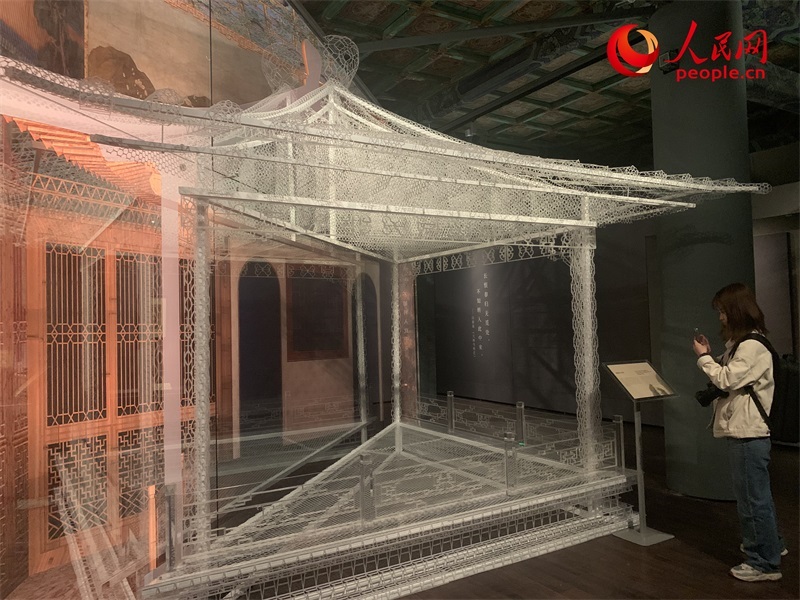 游客在故宮博物院參觀展覽。人民網(wǎng)記者 韋衍行攝