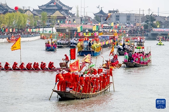 ?4月4日，選手在參加茅山會船盛會 。?新華社發(fā)（楊玉崗 攝）