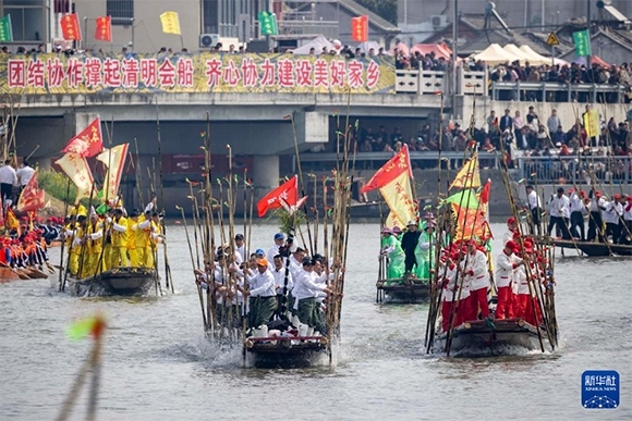 ?4月4日，選手在參加茅山會船盛會。新華社發(fā)（湯德宏 攝）