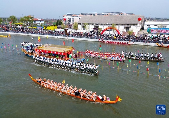 4月4日， 選手在參加茅山會船盛會（無人機照片）。新華社發(fā)（顧繼紅 攝）