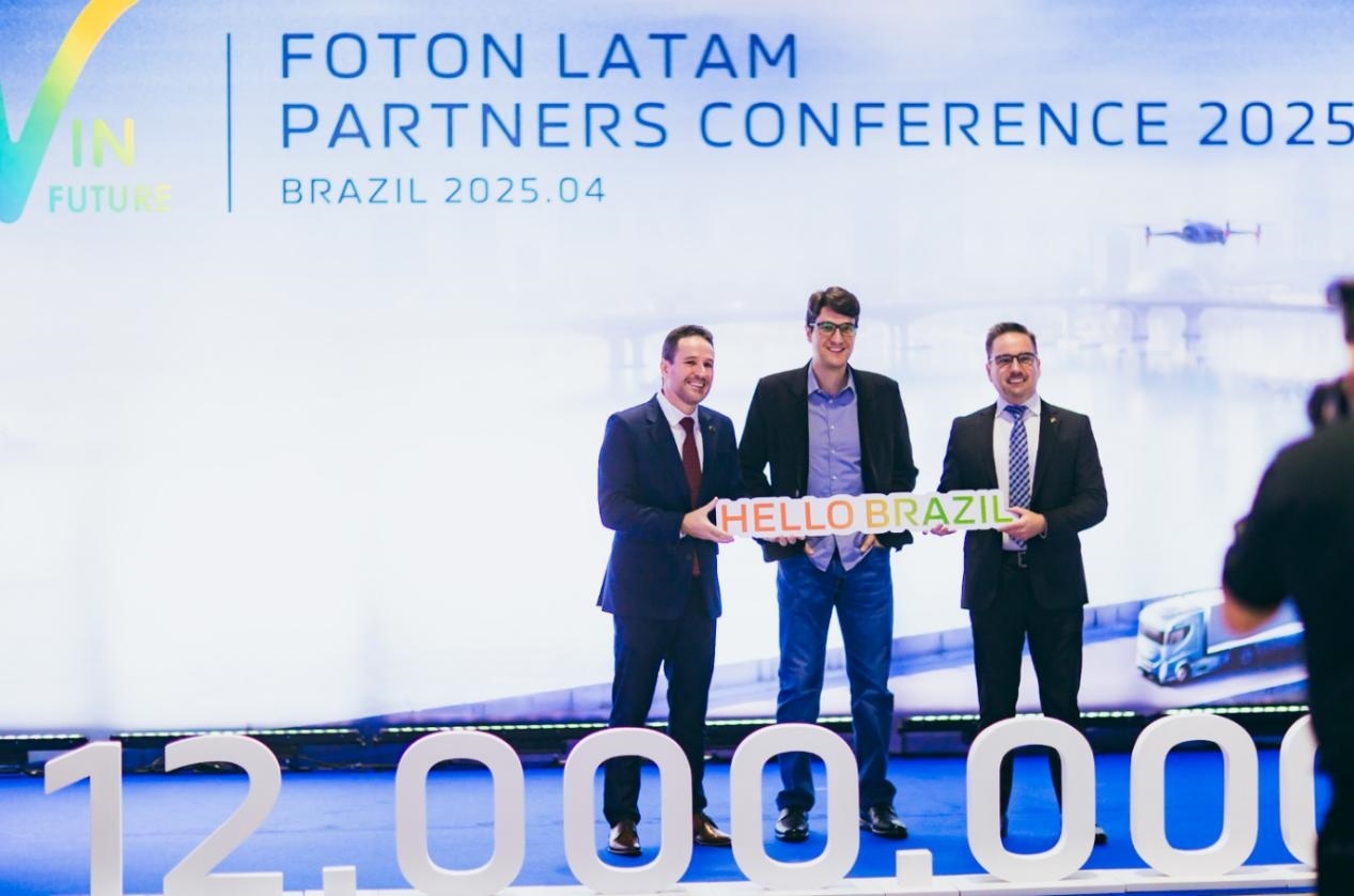 當(dāng)?shù)貢r(shí)間4月8日，福田汽車2025拉美合作伙伴大會(huì)暨巴西工廠首車下線儀式在巴西圣保羅舉行。福田巴西工廠供圖