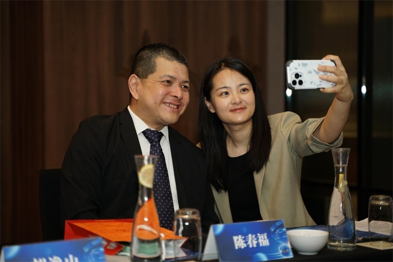 分享會上，中方記者同與會代表合影留念。林俊揚攝