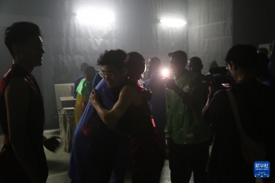 4月10日，在塞內(nèi)加爾首都達喀爾的國家大劇院，中央音樂學(xué)院進擊打擊樂團成員與塞內(nèi)加爾杜杜·恩迪亞耶·羅斯打擊樂團成員在演出后臺擁抱。新華社記者 司源 攝