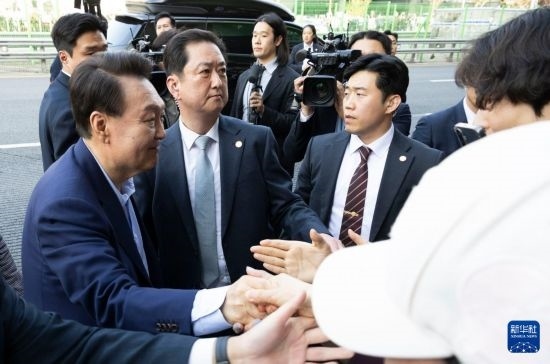 4月11日，韓國(guó)前總統(tǒng)尹錫悅（左一）在離開(kāi)首爾漢南洞官邸時(shí)與支持者握手。新華社發(fā)（全休相攝）