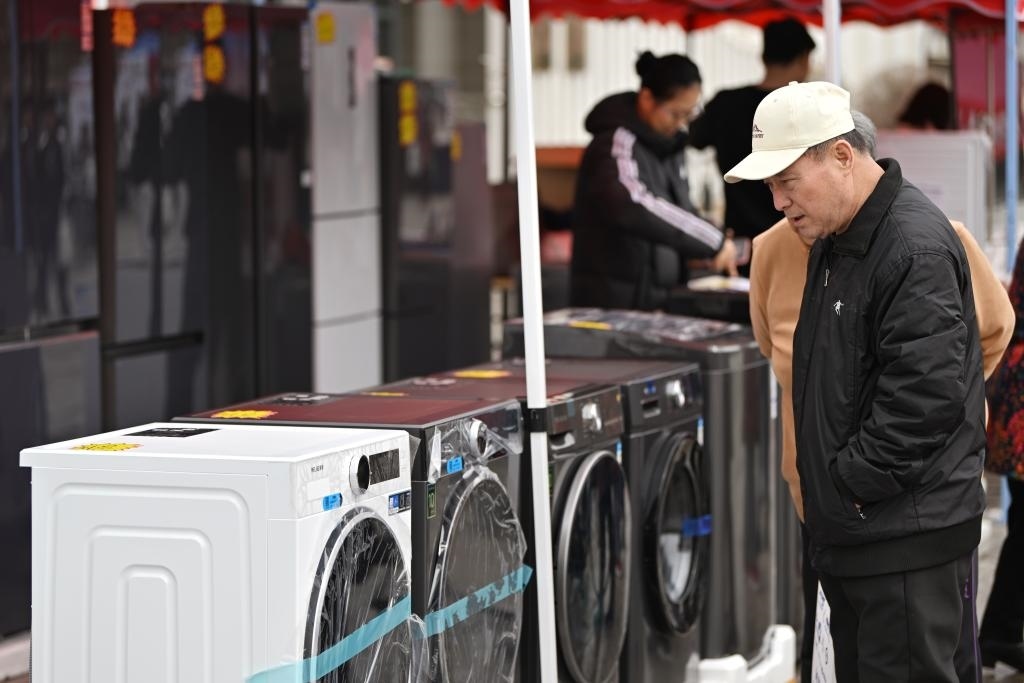 3月28日，天津市北辰區(qū)舉行2025年消費(fèi)品以舊換新惠民服務(wù)活動(dòng)，吸引眾多市民前來選購(gòu)。新華社記者 李然 攝