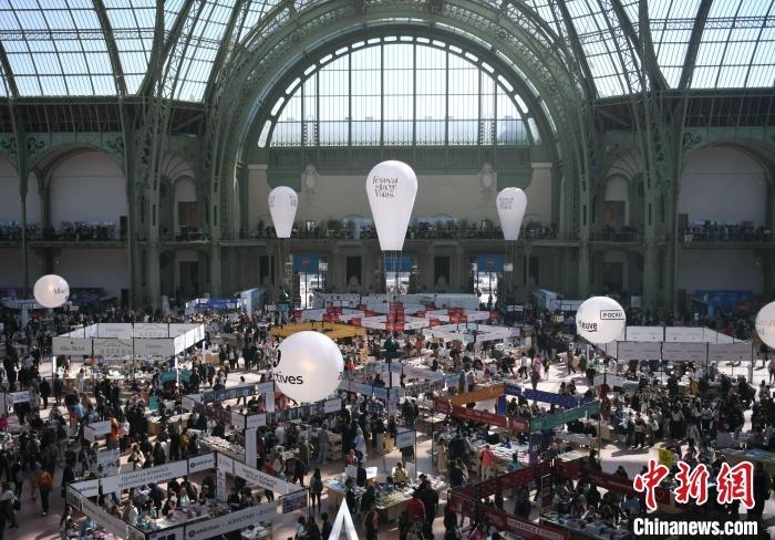 當地時間4月11日，2025年巴黎圖書節(jié)在巴黎大皇宮揭幕。圖為巴黎大皇宮的圖書節(jié)現場。中新社記者 李洋 攝