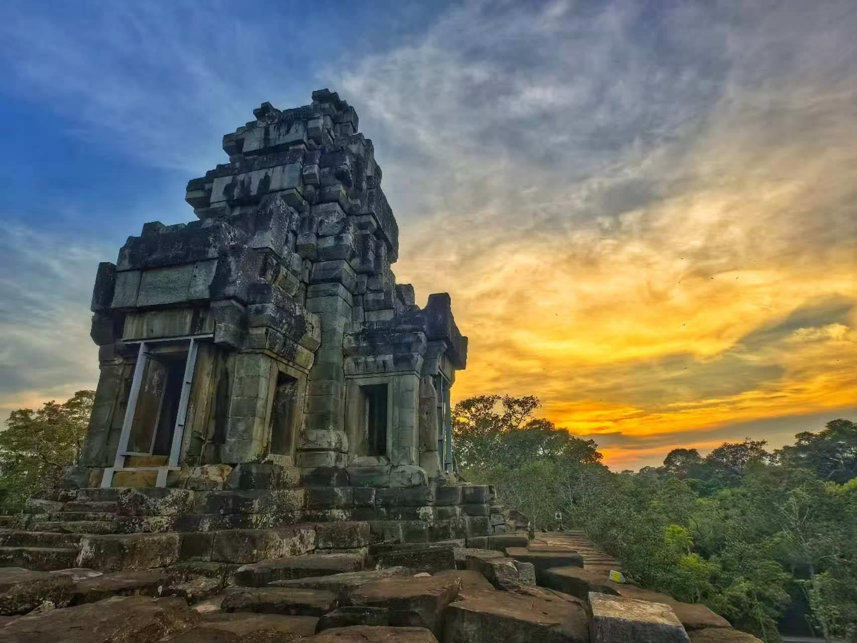 由中國專家修復(fù)的茶膠寺最高處的砂巖塔。（人民日報(bào)記者強(qiáng)薇 攝）