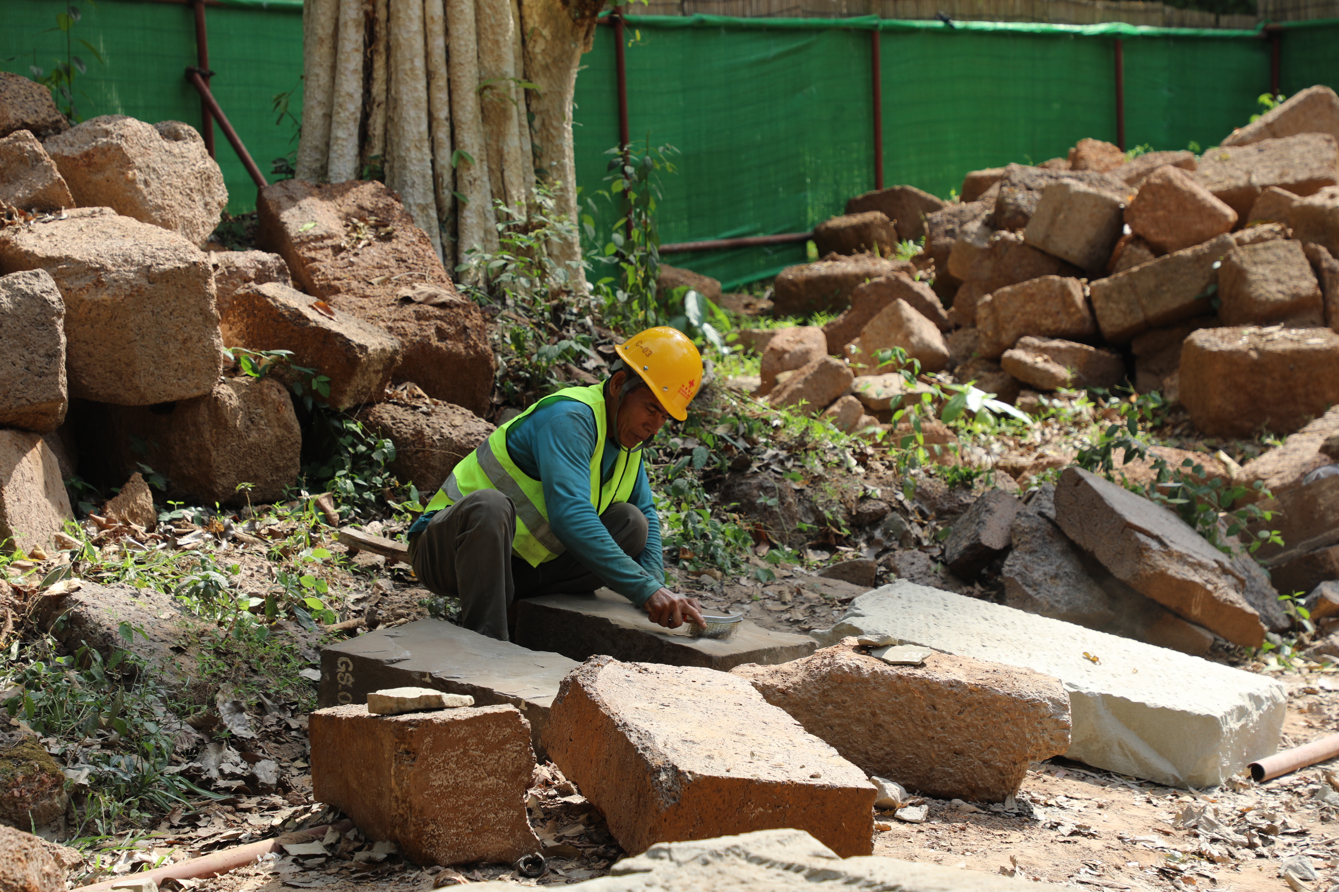 一名柬埔寨工人正在王宮遺址修復(fù)現(xiàn)場工作。（人民日報(bào)記者曹師韻 攝）