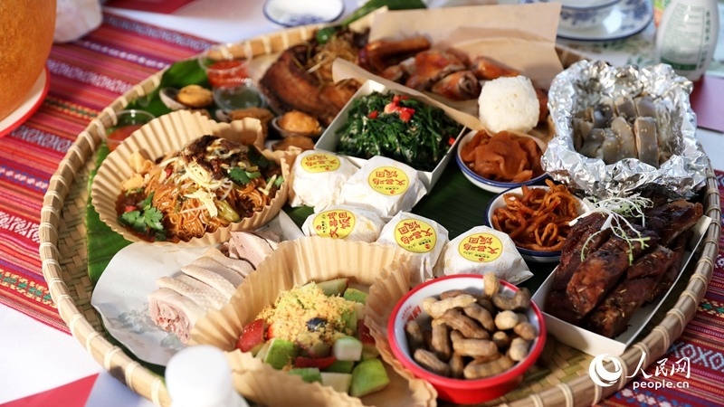 長桌宴上擺滿了海南特色佳肴。人民網(wǎng)記者 符武平攝