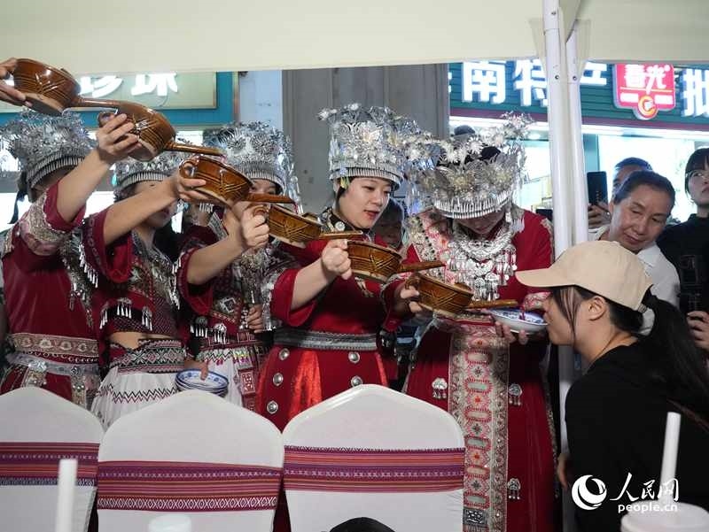 游客體驗互動演出《高山流水》。人民網(wǎng)記者 張力洋攝