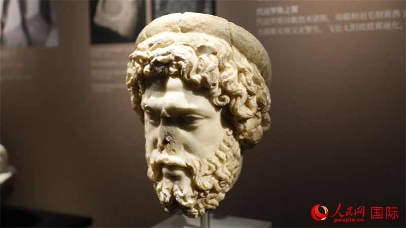 阿斯克勒庇俄斯大理石頭像。4月14日，來自希臘伊拉克利翁考古博物館的文物在故宮博物院展出。（人民網(wǎng) 張澤宇攝）