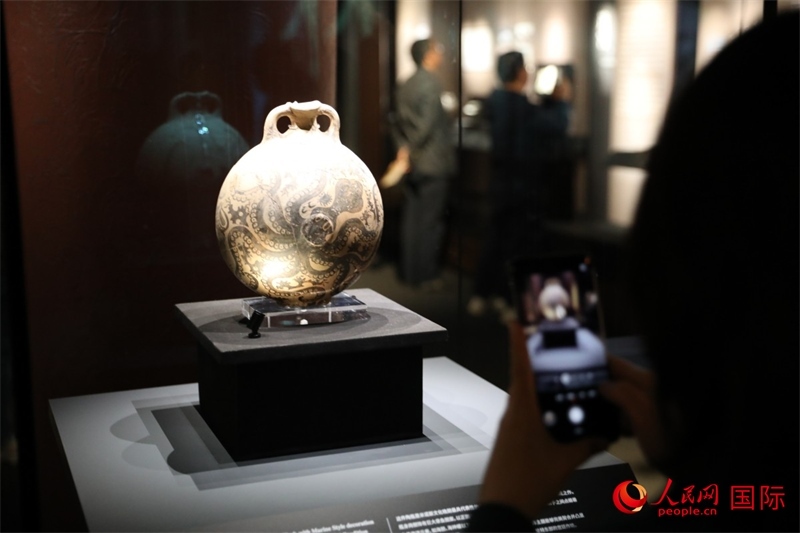 參觀者在拍攝。4月14日，來自希臘伊拉克利翁考古博物館的文物在故宮博物院展出。（人民網(wǎng) 張澤宇攝）