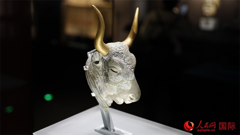 公牛頭型綠泥石來通杯。4月14日，來自希臘伊拉克利翁考古博物館的文物在故宮博物院展出。（人民網(wǎng) 張澤宇攝）