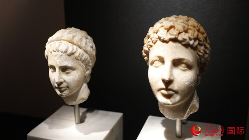 兄弟大理石頭像。4月14日，來自希臘伊拉克利翁考古博物館的文物在故宮博物院展出。（人民網(wǎng) 張澤宇攝）