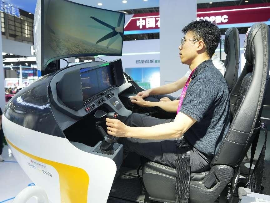 記者體驗(yàn)低空經(jīng)濟(jì)的應(yīng)用消費(fèi)場(chǎng)景。人民網(wǎng)記者 張力洋攝