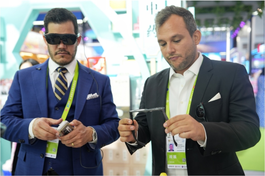 觀展嘉賓體驗(yàn)科技消費(fèi)新產(chǎn)品。中國(guó)國(guó)際消費(fèi)品博覽會(huì)組委會(huì)網(wǎng)上新聞中心供圖
