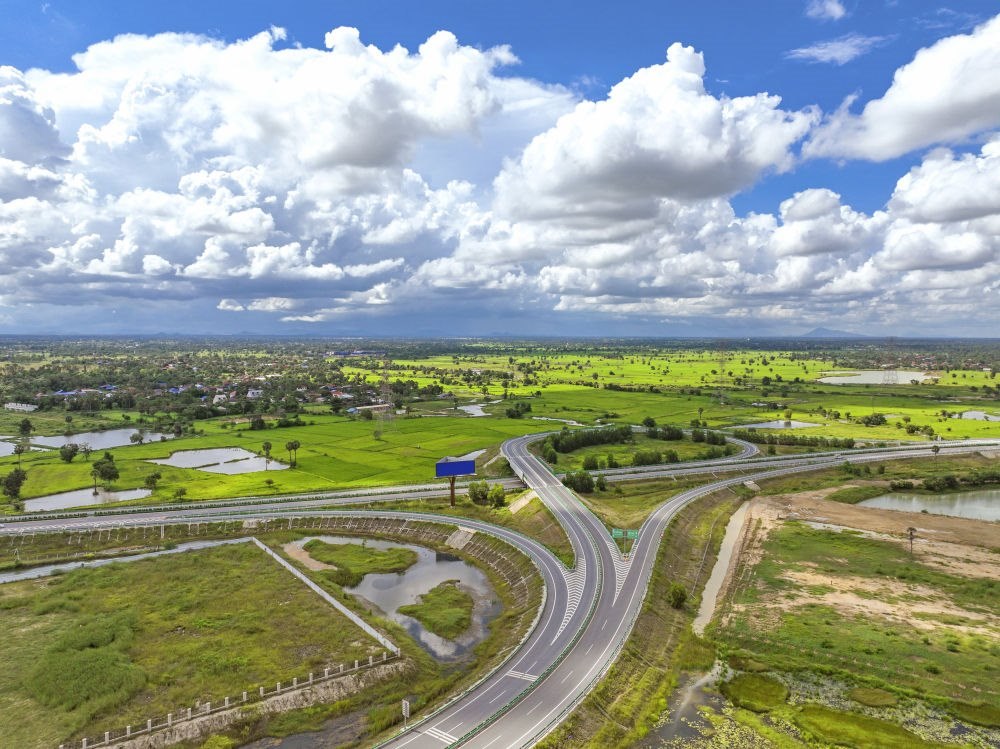 2024年9月25日在柬埔寨磅士卑省拍攝的金港高速公路（無人機(jī)照片）。連接柬埔寨首都金邊和最大深水海港西哈努克港的金港高速公路，是中柬共建“一帶一路”標(biāo)志性項(xiàng)目。