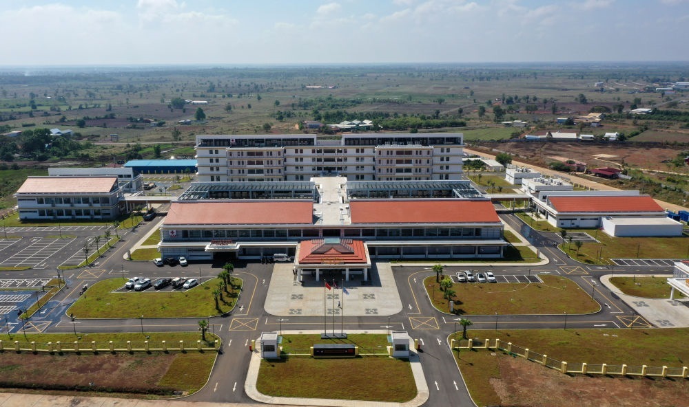 2022年2月17日在柬埔寨特本克蒙省新區(qū)拍攝的中國援柬埔寨特本克蒙省醫(yī)院。