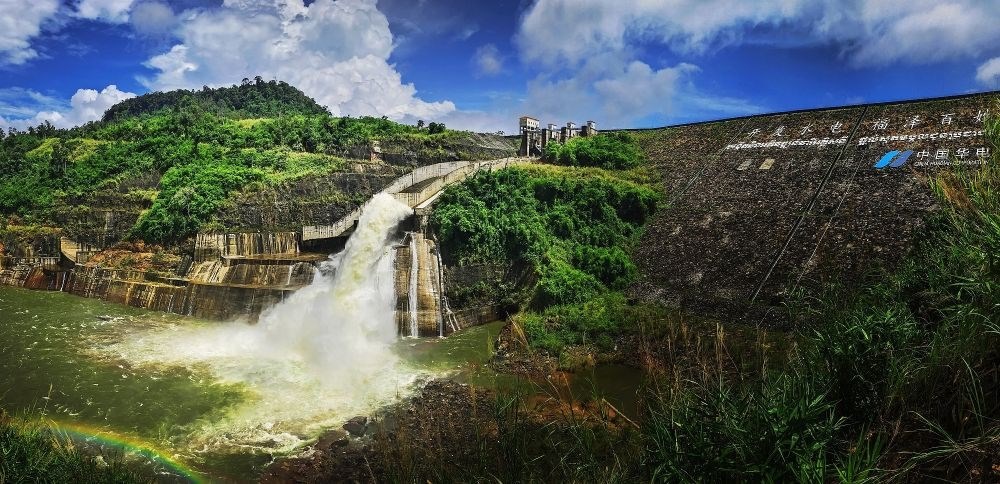 2018年6月22日在柬埔寨戈公省拍攝的中國援柬額勒賽水電站上大壩。