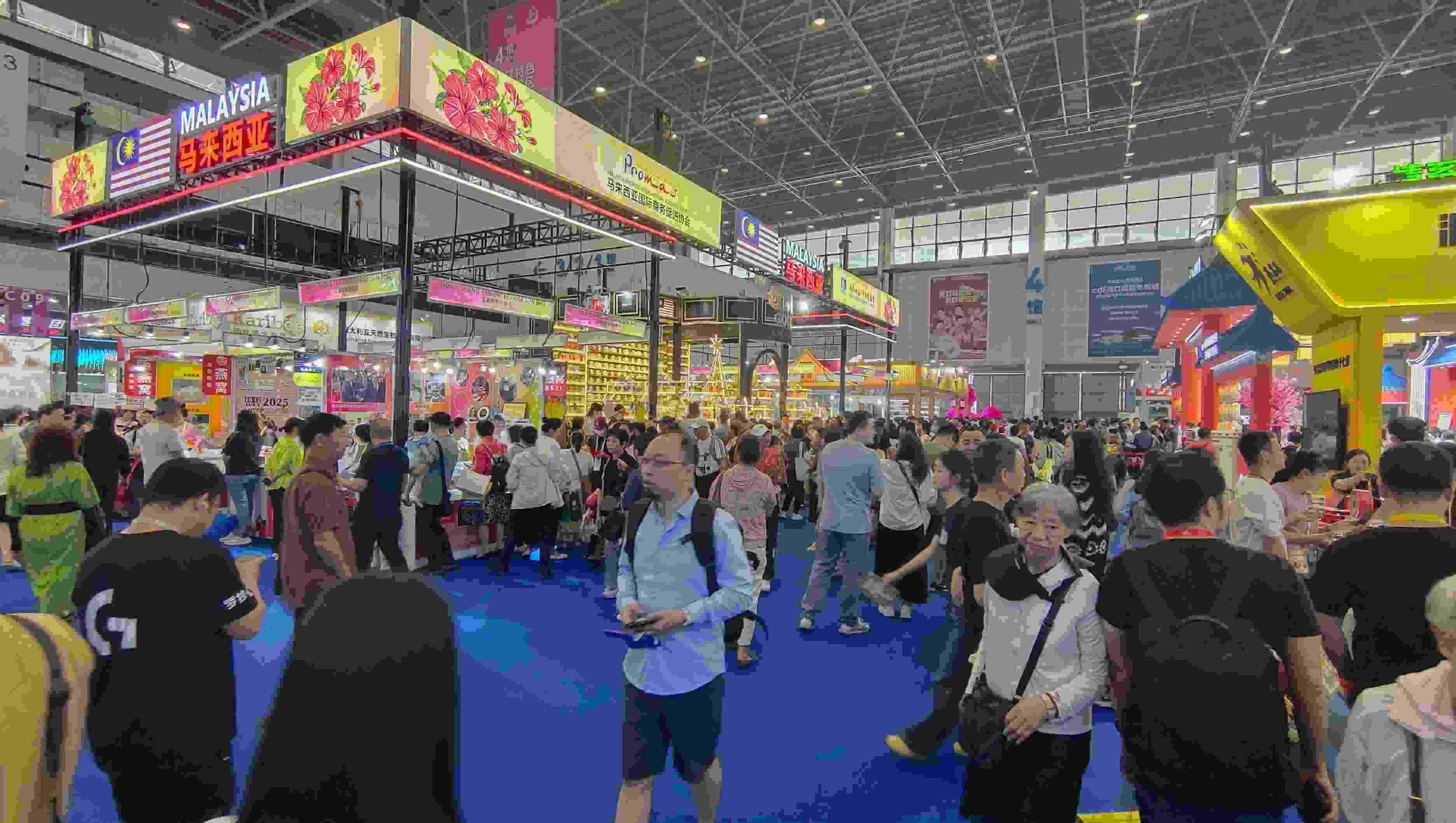 消博會迎來公眾開放日，眾多市民、客商來到展館參觀、購物。人民網(wǎng)記者 李彤攝