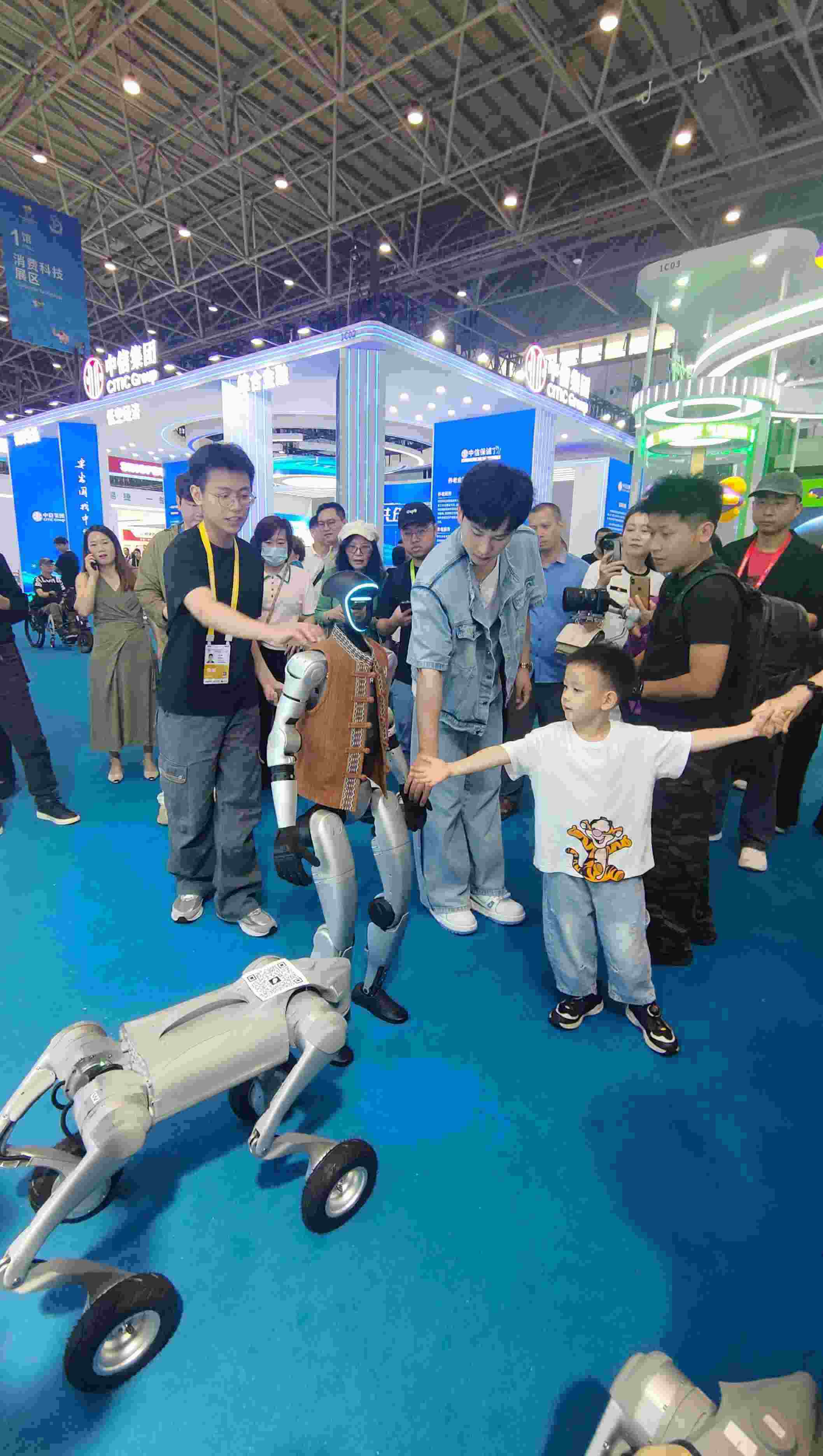 消博會現(xiàn)場，機器人等科技消費產(chǎn)品吸引觀展者駐足。人民網(wǎng)記者 李彤攝