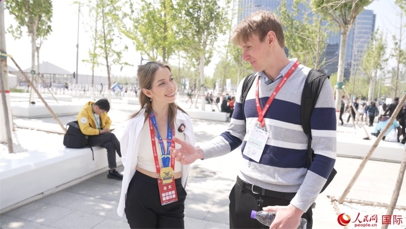 墨西哥的參賽選手阿蘭薩蘇?巴燕（左）與瑞士選手喬文韜。人民網(wǎng)記者 袁蒙攝