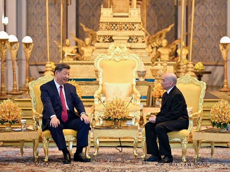 4月17日，柬埔寨國王西哈莫尼同習近平主席在金邊王宮舉行會見。