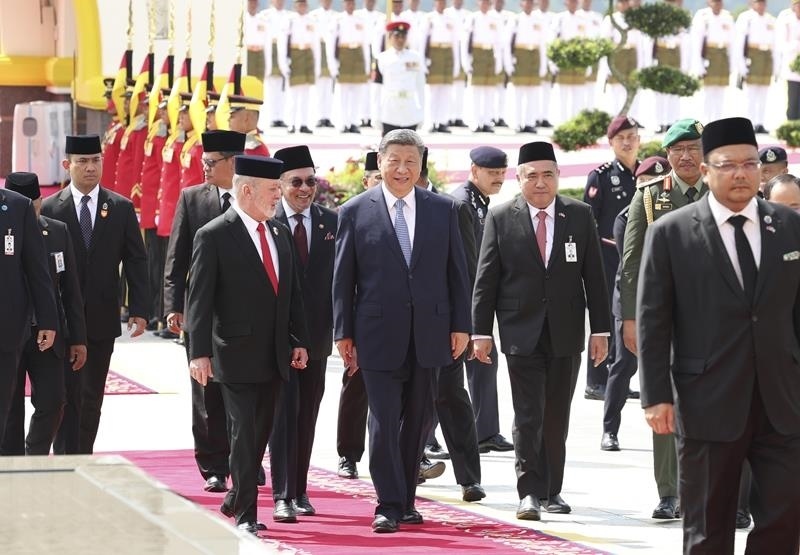 4月16日，馬來西亞最高元首易卜拉欣在馬來西亞國家王宮廣場為習近平主席舉行隆重歡迎儀式。