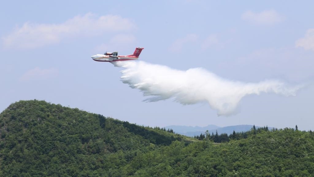 AG600飛機在四川西昌開展典型滅火場景驗證試飛科目（2023年6月攝）。新華社發(fā)（中國航空工業(yè)集團供圖）