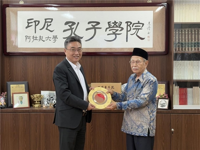 雙方交換禮物?；顒?dòng)主辦方供圖