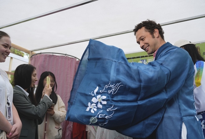 外國青年試穿漢服。中外語言交流合作中心供圖