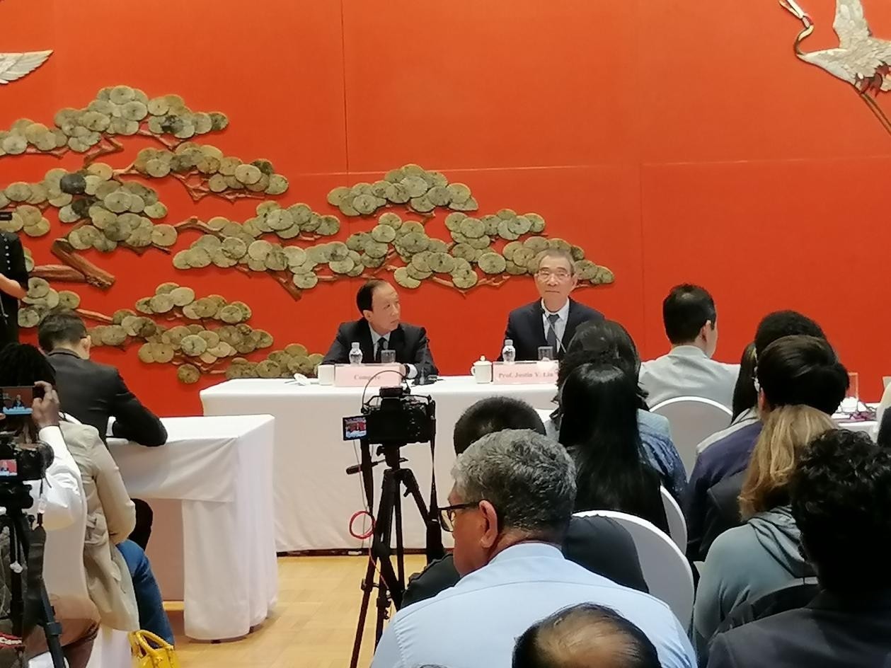 圖為21日舉行的“臨甲7號沙龍”，林毅夫（右一）在回答中外媒體記者的提問。 人民網(wǎng)記者 李瀟攝