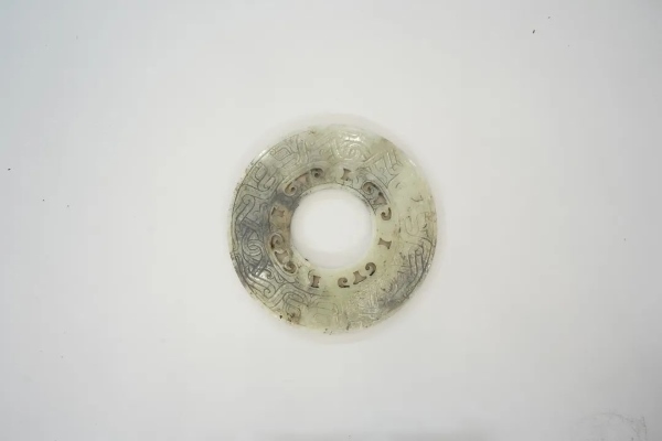武王墩一號墓出土的鏤孔玉璧。全國十大考古新發(fā)現(xiàn)活動辦公室供圖