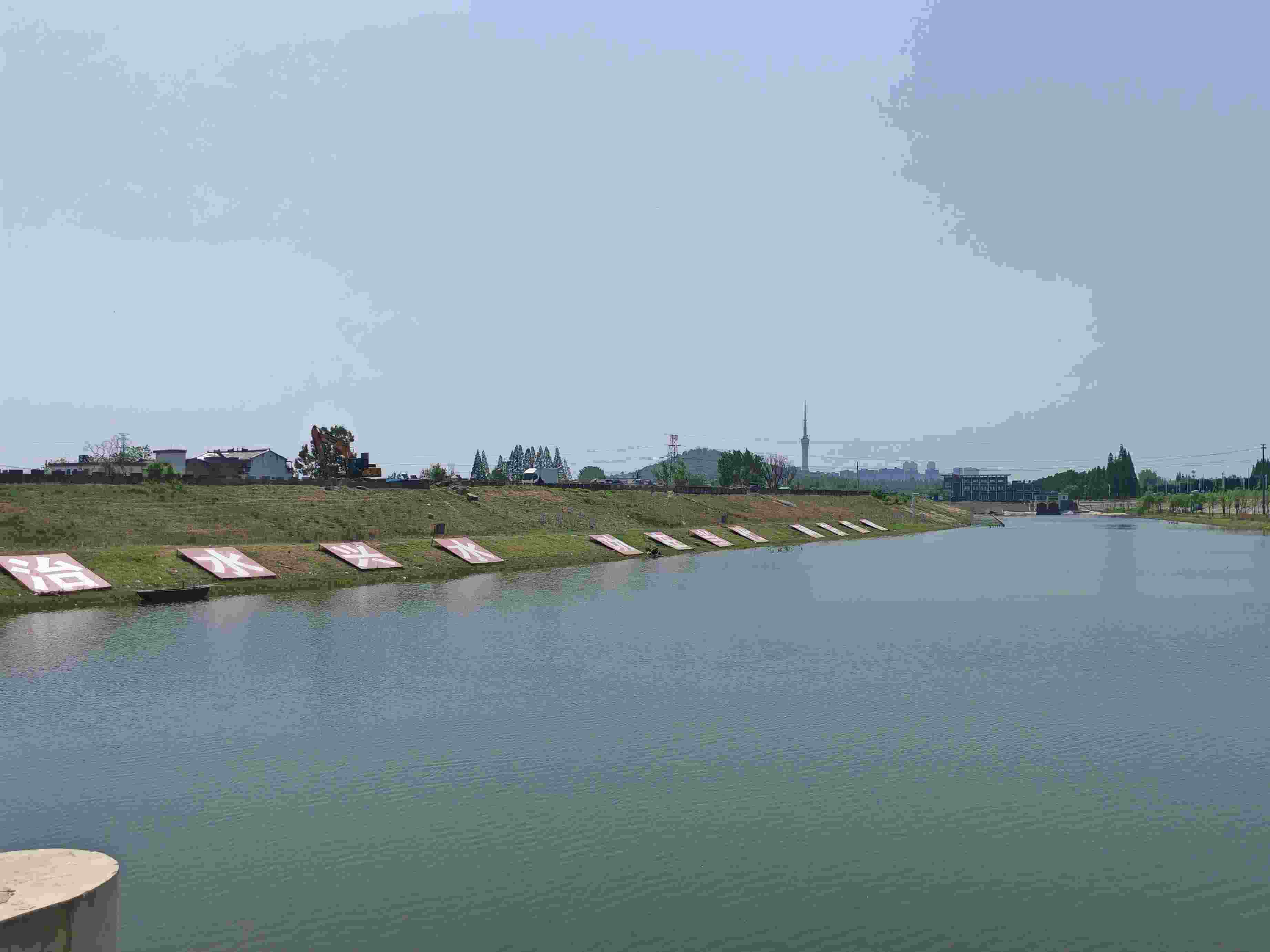 在龍子湖樞紐上眺望靚麗的淮河美景。人民網(wǎng)記者 王子鋒攝