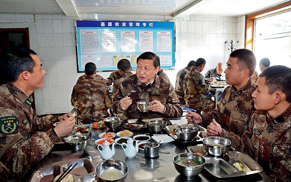 2014年1月26日，習(xí)近平主席專程來(lái)到內(nèi)蒙古軍區(qū)邊防某部，親切看望慰問(wèn)戍邊官兵。這是在連隊(duì)食堂，習(xí)近平主席同戰(zhàn)士們一起用餐。