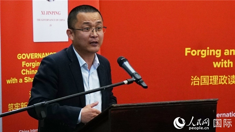 中非青年婦女協(xié)會(huì)主席、南非大學(xué)教授秦效順在讀書(shū)會(huì)上發(fā)言。人民網(wǎng) 劉暢攝