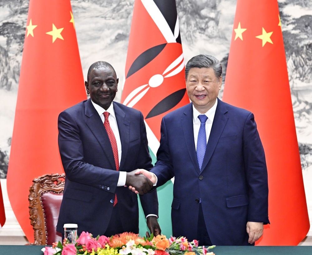 4月24日上午，國家主席習(xí)近平在北京人民大會(huì)堂同來華進(jìn)行國事訪問的肯尼亞總統(tǒng)魯托舉行會(huì)談。這是習(xí)近平同魯托握手。新華社記者 岳月偉 攝