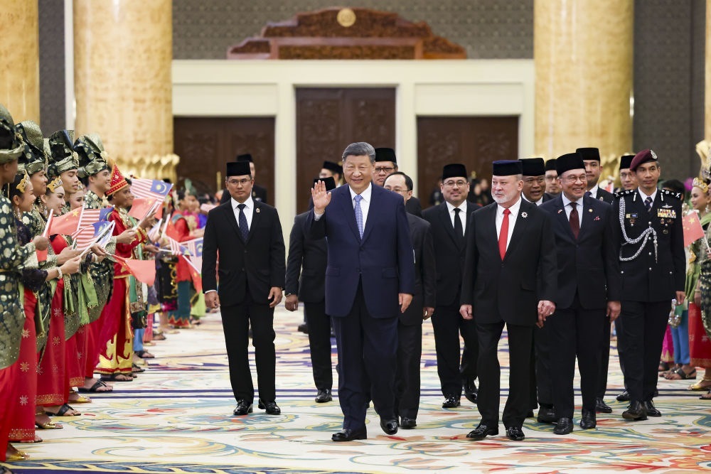 4月16日上午，馬來西亞最高元首易卜拉欣在馬來西亞國家王宮同中國國家主席習(xí)近平舉行會(huì)見。會(huì)見后，習(xí)近平出席易卜拉欣舉行的歡迎宴會(huì)。這是習(xí)近平向歡迎人群揮手致意。新華社記者 黃敬文 攝