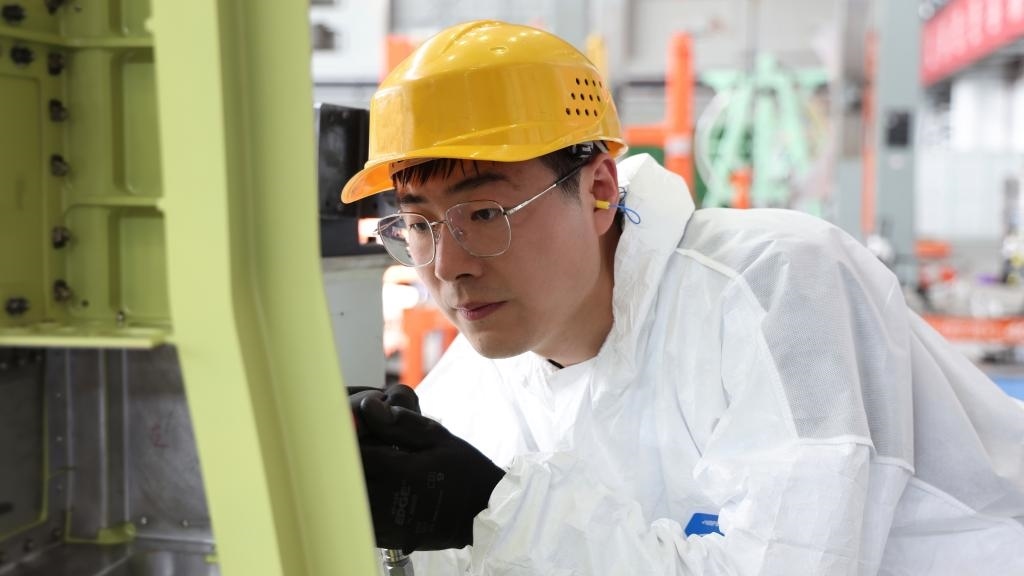 在中國航空工業(yè)集團(tuán)成飛車間內(nèi)，飛機(jī)鉚裝鉗工首席操作技師馮攀龍正在工作。（新華社發(fā)）