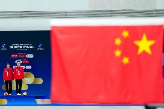 5月2日，獲得2025年跳水世界杯總決賽女子雙人10米臺冠軍的中國組合陳芋汐（右）/全紅嬋在頒獎儀式上。新華社記者 鞠煥宗 攝