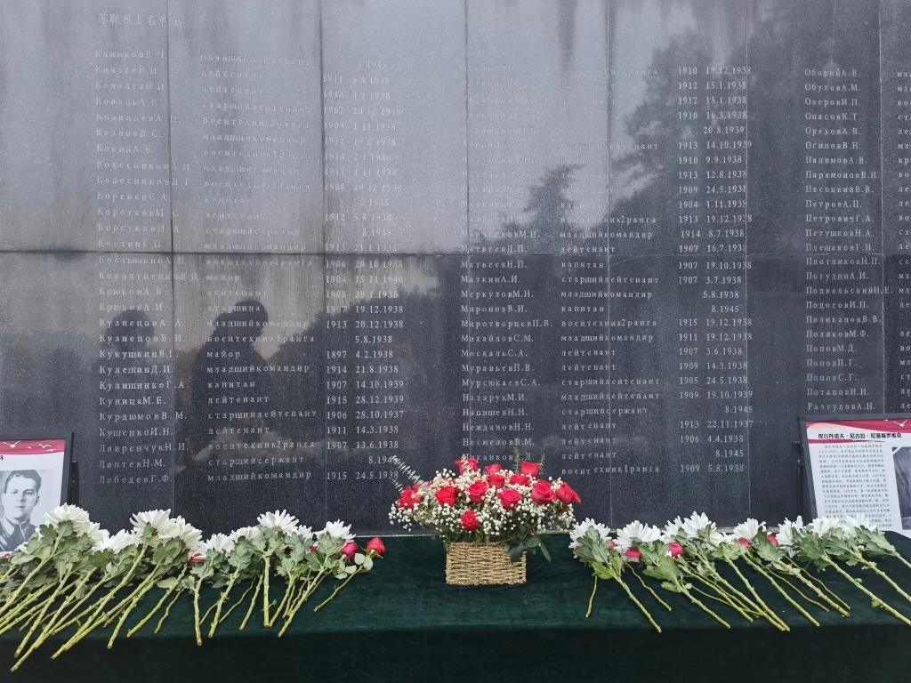 在南京抗日航空烈士紀(jì)念館鐫刻有蘇聯(lián)籍抗日航空英烈名錄的紀(jì)念碑前，擺放著人們獻(xiàn)上的鮮花（2024年11月22日攝）。新華社記者 邱冰清 攝