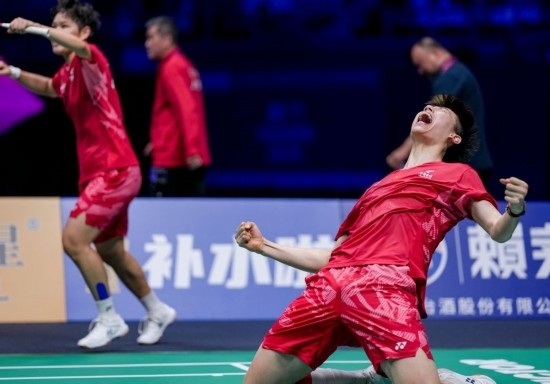 5月3日，中國隊(duì)組合馮彥哲（右）/黃東萍在半決賽混雙比賽后慶祝。新華社記者 孫非 攝