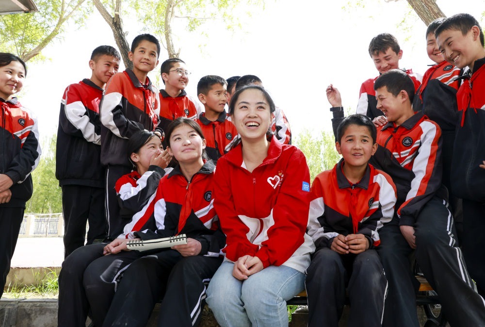 4月23日，在新疆克州阿圖什市哈拉峻鄉(xiāng)謝依特小學(xué)，支教教師高淑賢和學(xué)生們在一起。