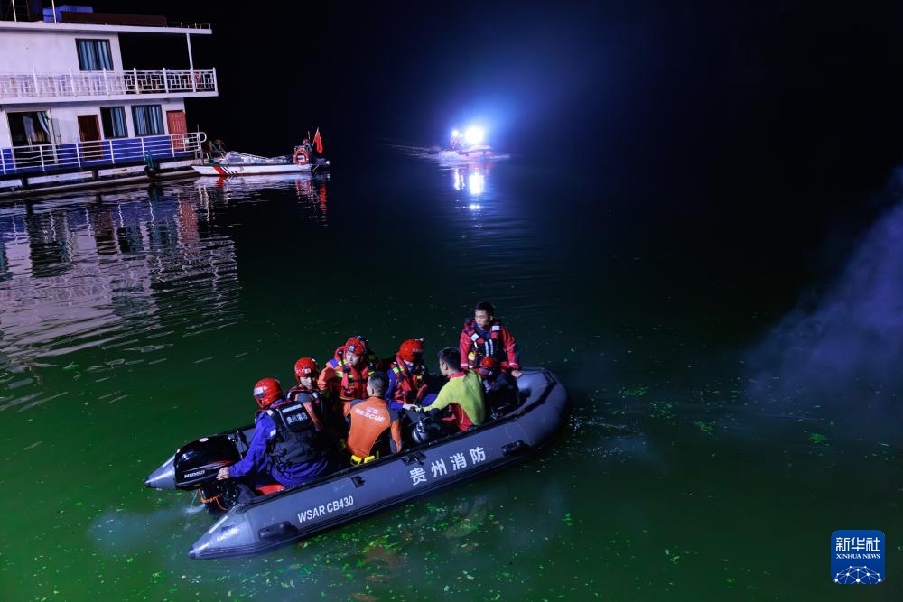 5月5日，救援人員在進行搜救。新華社記者 劉續(xù) 攝