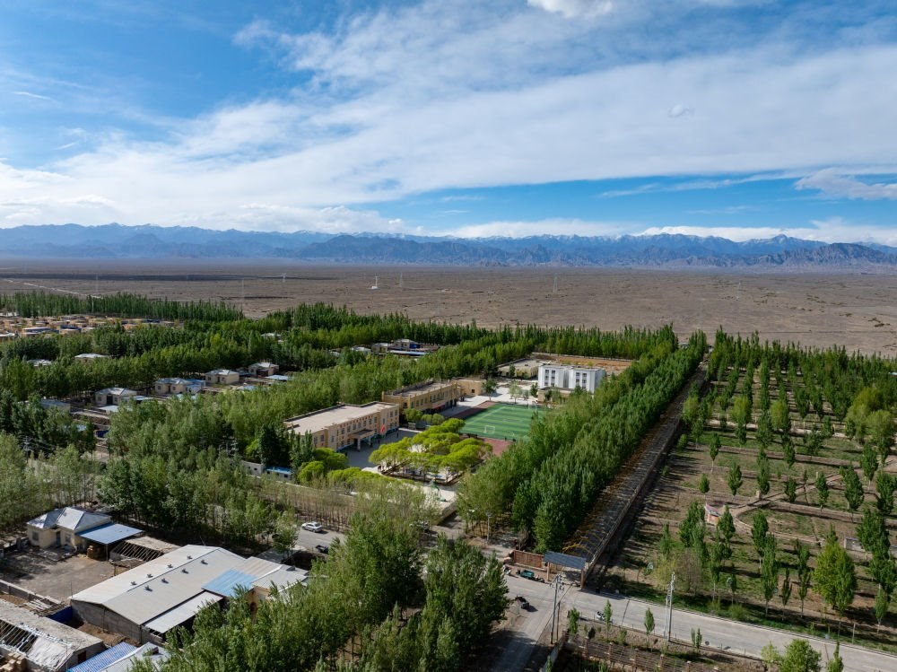 這是4月23日在新疆克州阿圖什市哈拉峻鄉(xiāng)拍攝的謝依特小學(xué)（無人機(jī)照片）。